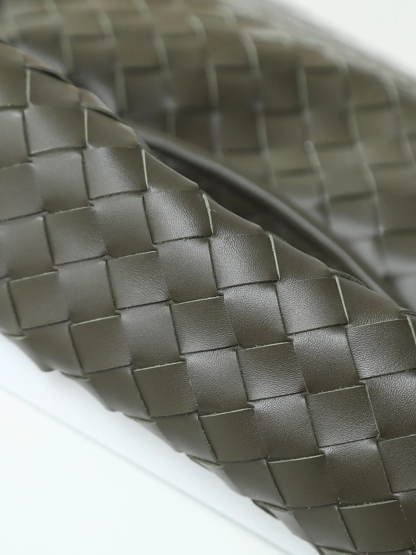 1180. #Bv’s new medium size HO 796262. The bag body and handles are made of a whole piece of woven leather. The bag body is soft and lazy. Ho symbolizes the praise of innovation and eternal craftsmanship [love]. The pyramid silhouette combines practicality and fashion. It is modern and casual. The double-sided closure design of the bag mouth is more convenient and safe! Made of soft cowhide and full of texture, this is a must-have for fashionable ladies who like minimalism, comfort and casualness! Dimensions: 46x21x10